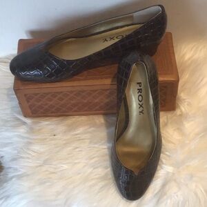 Crocodile Print Proxy Womens Emastine Brown 1.25” wedge  ballet style NWOB 8.5